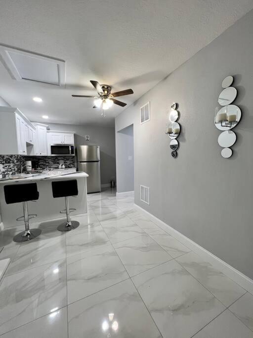 Grey Novo Studio + Free-Parking&Wifi Tampa Exteriör bild